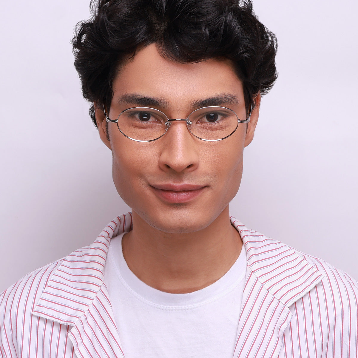 Óculos Oval Médio IM1 Prata em modelo com rosto Grande.