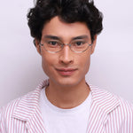 Óculos Oval Médio IM1 Prata em modelo com rosto Grande.