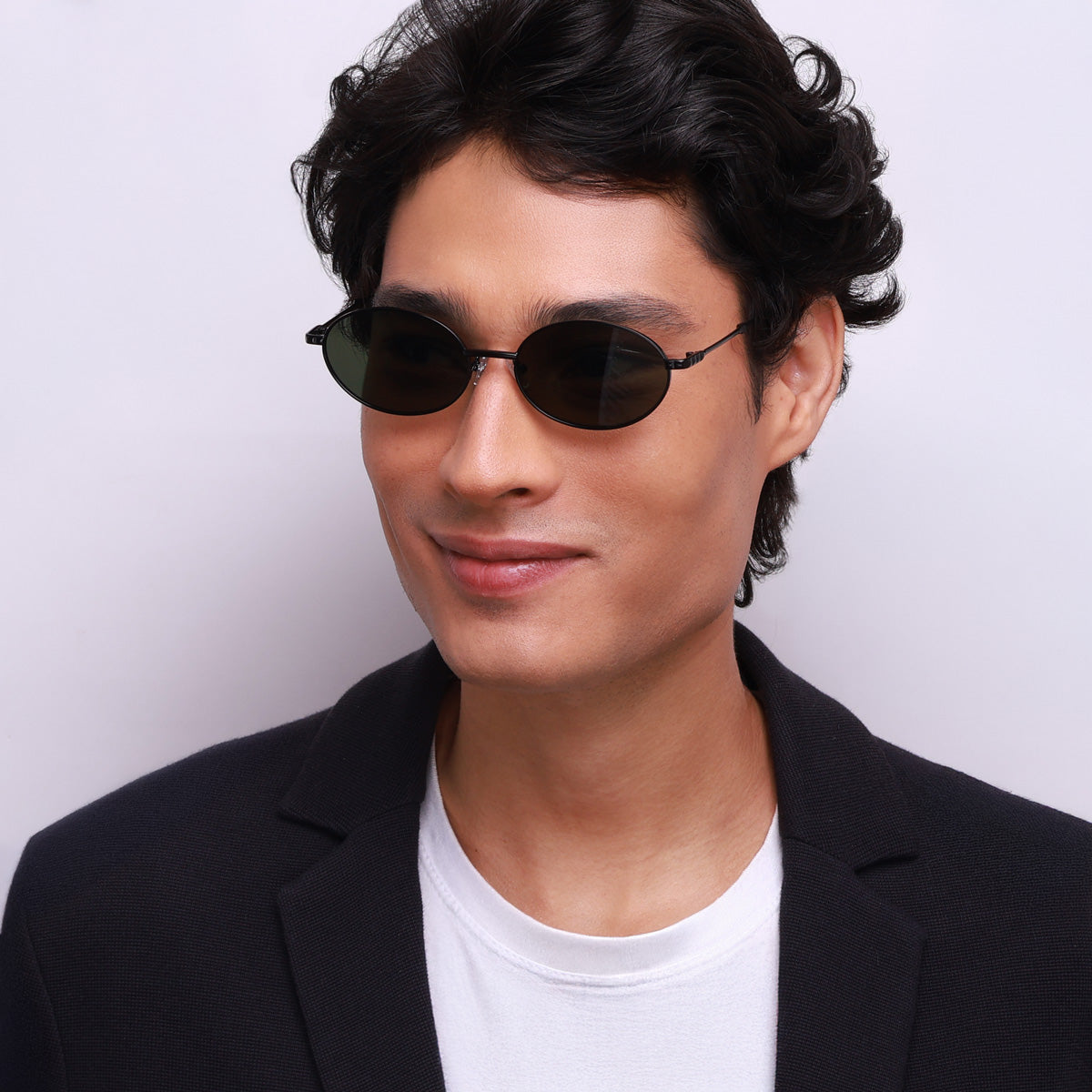 Óculos Oval Médio IM2 Preto em modelo com rosto grande.