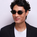 Óculos Oval Médio IM2 Preto em modelo com rosto grande.