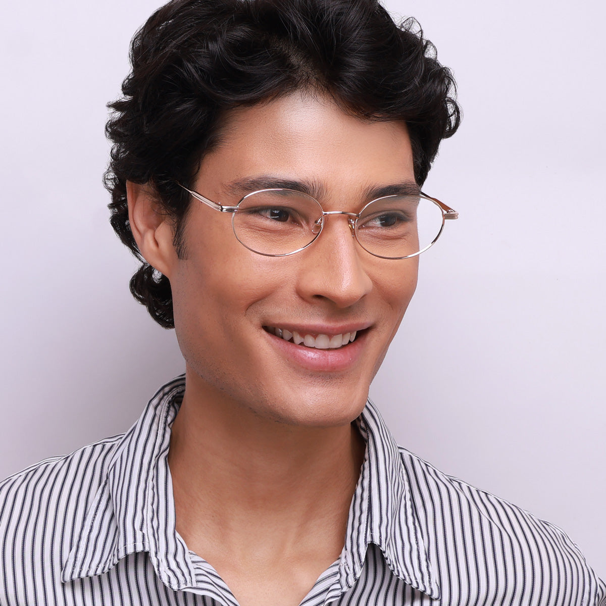 Óculos Oval Médio IM3 Dourado em modelo com rosto grande.