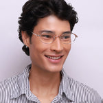 Óculos Oval Médio IM3 Dourado em modelo com rosto grande.