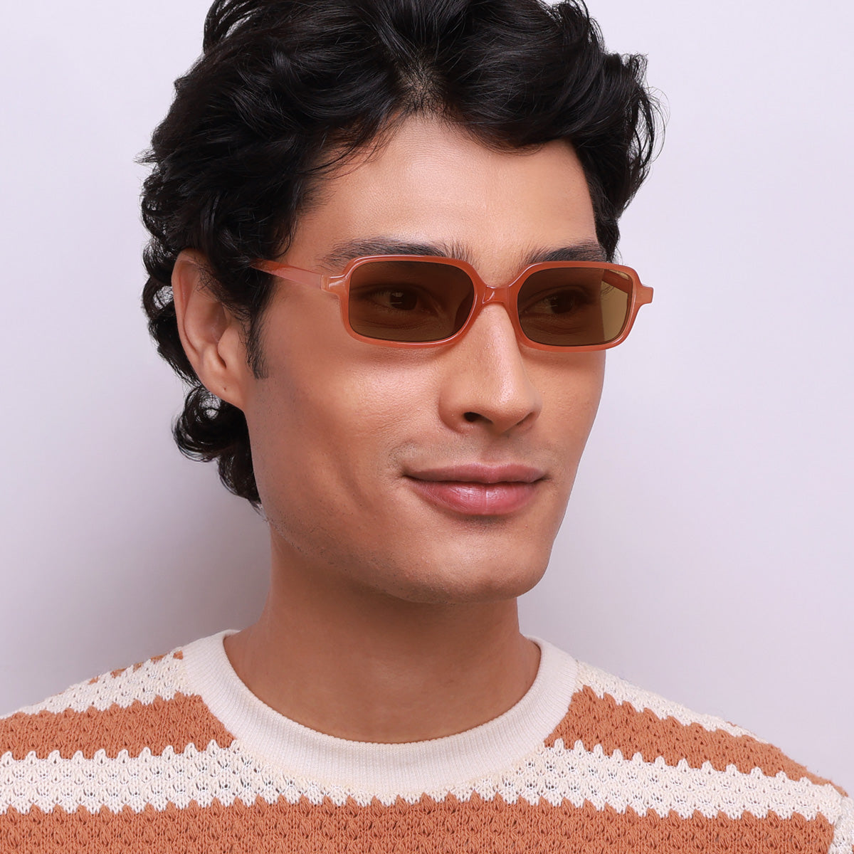 Óculos Geométrico J4 Caramelo em modelo com rosto grande.