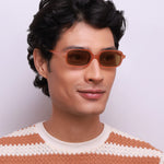 Óculos Geométrico J4 Caramelo em modelo com rosto grande.