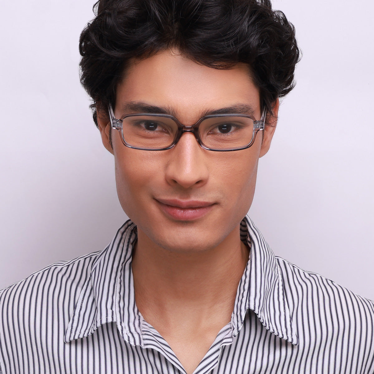 Óculos Geométrico J4 Grafite em modelo com rosto Grande.