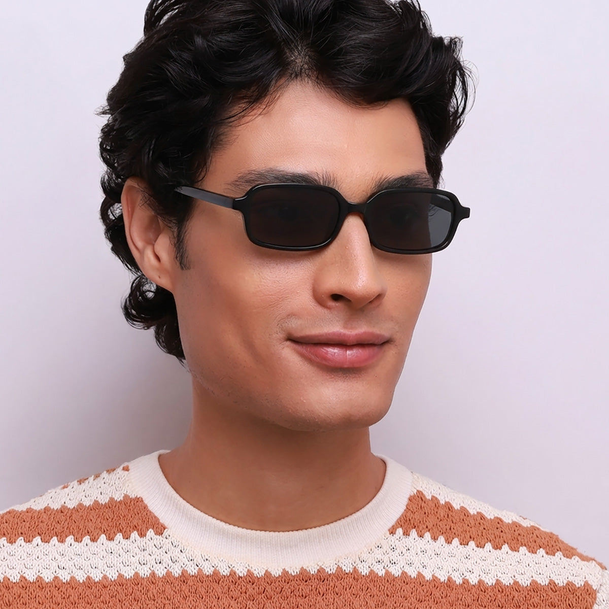 Óculos J7 Preto em modelo com rosto grande.