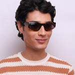 Óculos Gato K23 Tartaruga em modelo com rosto médio.