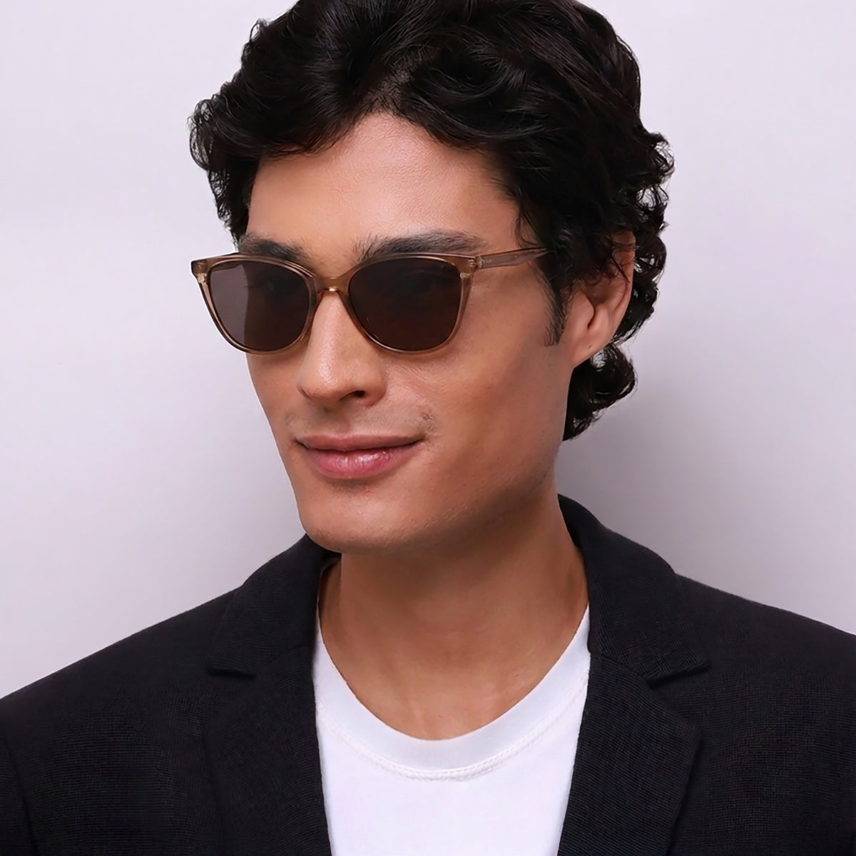Óculos Clip-On KC2 Champanhe em modelo com rosto grande.