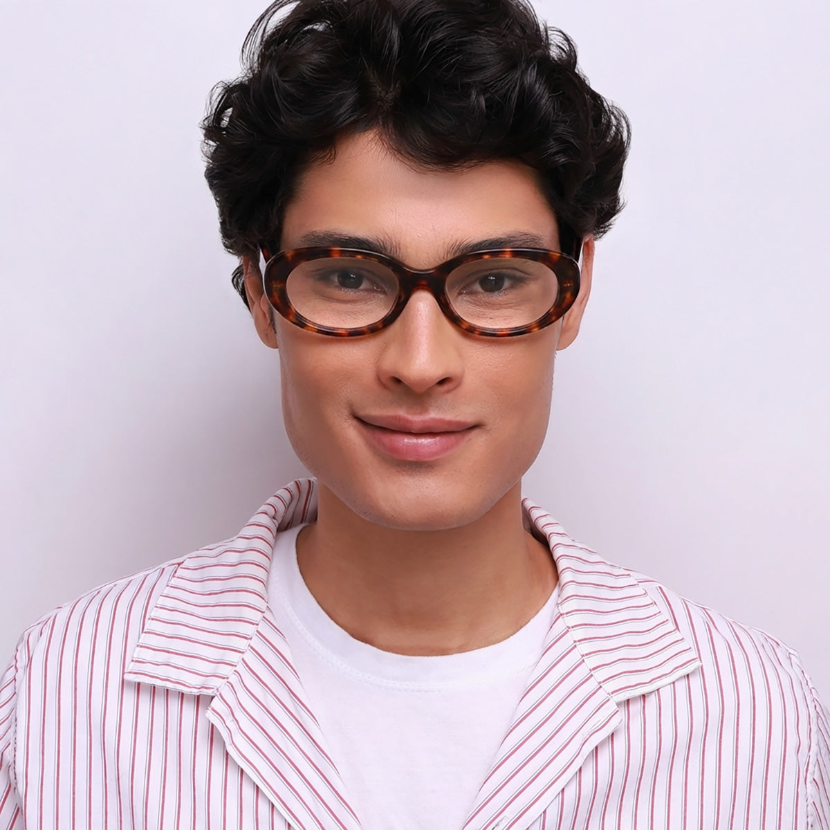 Óculos i4 Tartaruga em modelo com rosto grande.