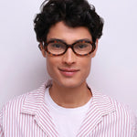 Óculos i4 Tartaruga em modelo com rosto grande.