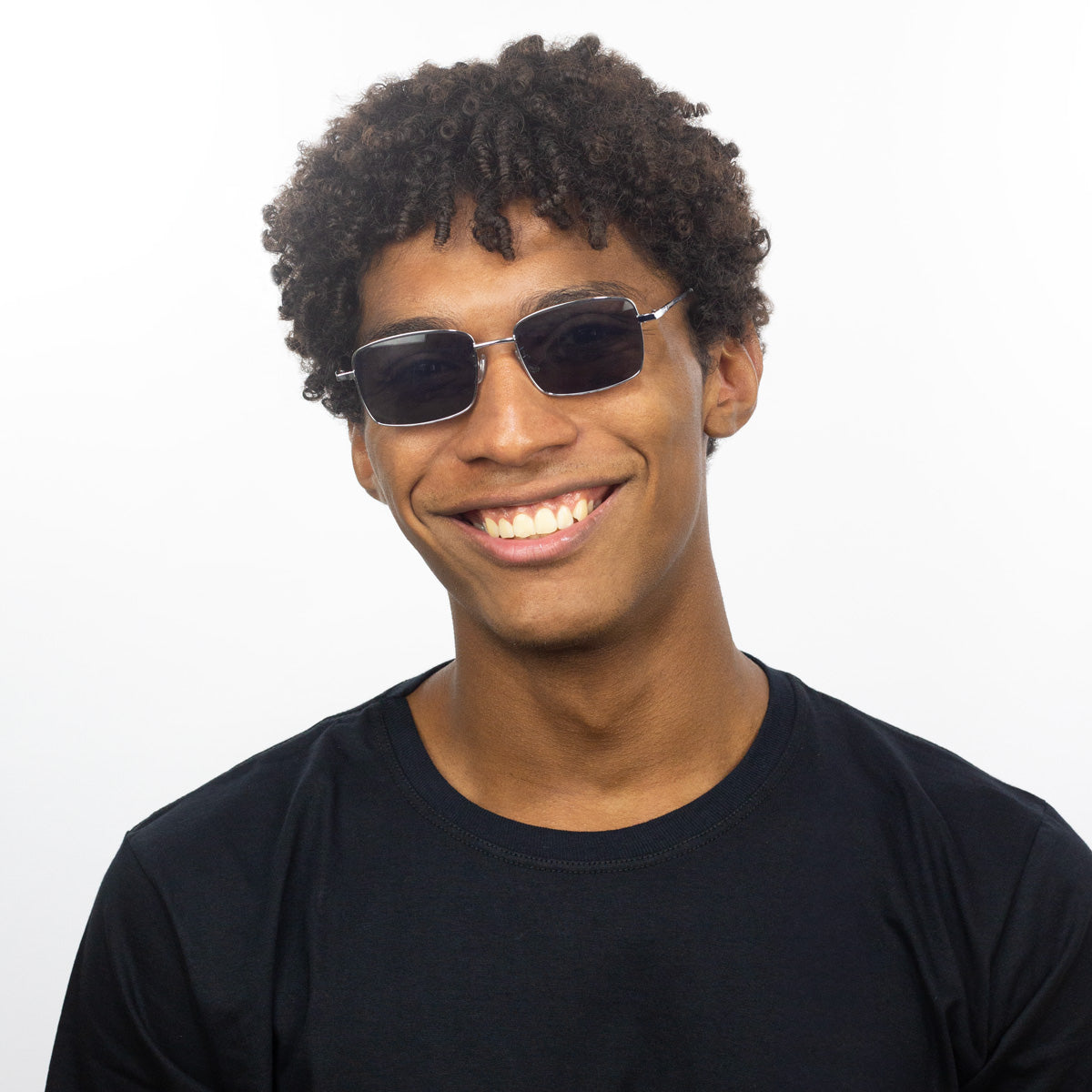Óculos Metal Quadrado DM1 Prata em modelo com rosto grande.