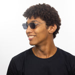 Óculos Metal Quadrado DM1 Prata em modelo com rosto grande.