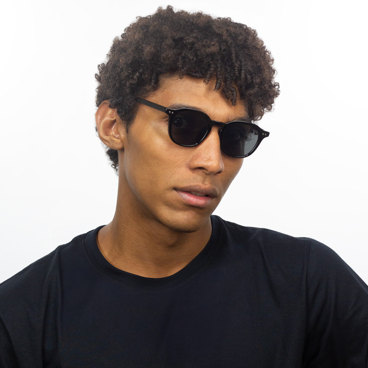 Óculos Quadrado Grande D1 Preto em modelo com rosto grande.