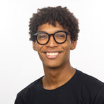 Óculos Redondo Grande A2 Preto em modelo de rosto grande.