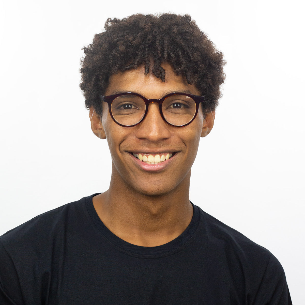 Óculos Redondo Grande A1 Caramelo Escuro em modelo com rosto grande.