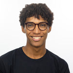 Óculos Redondo Grande A1 Caramelo Escuro em modelo com rosto grande.