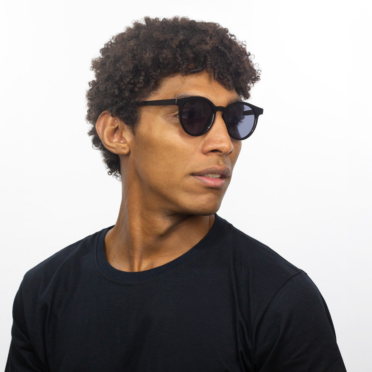 Óculos Redondo Grande A1 Preto em modelo com rosto grande.