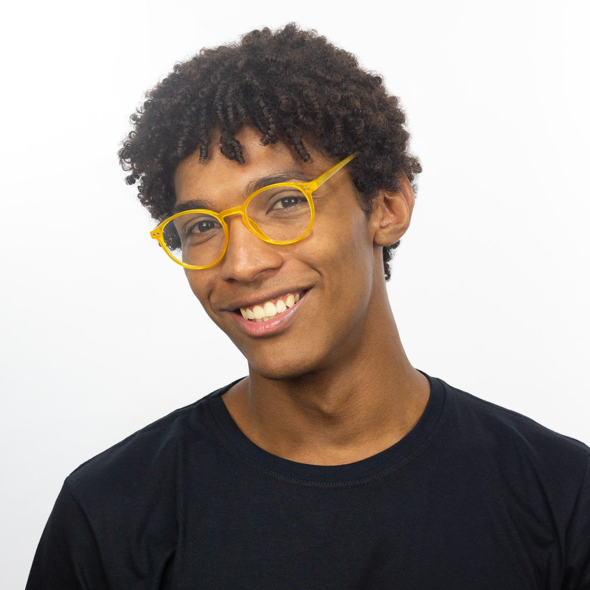 Óculos Redondo Médio B2 Amarelo em modelo com rosto grande.