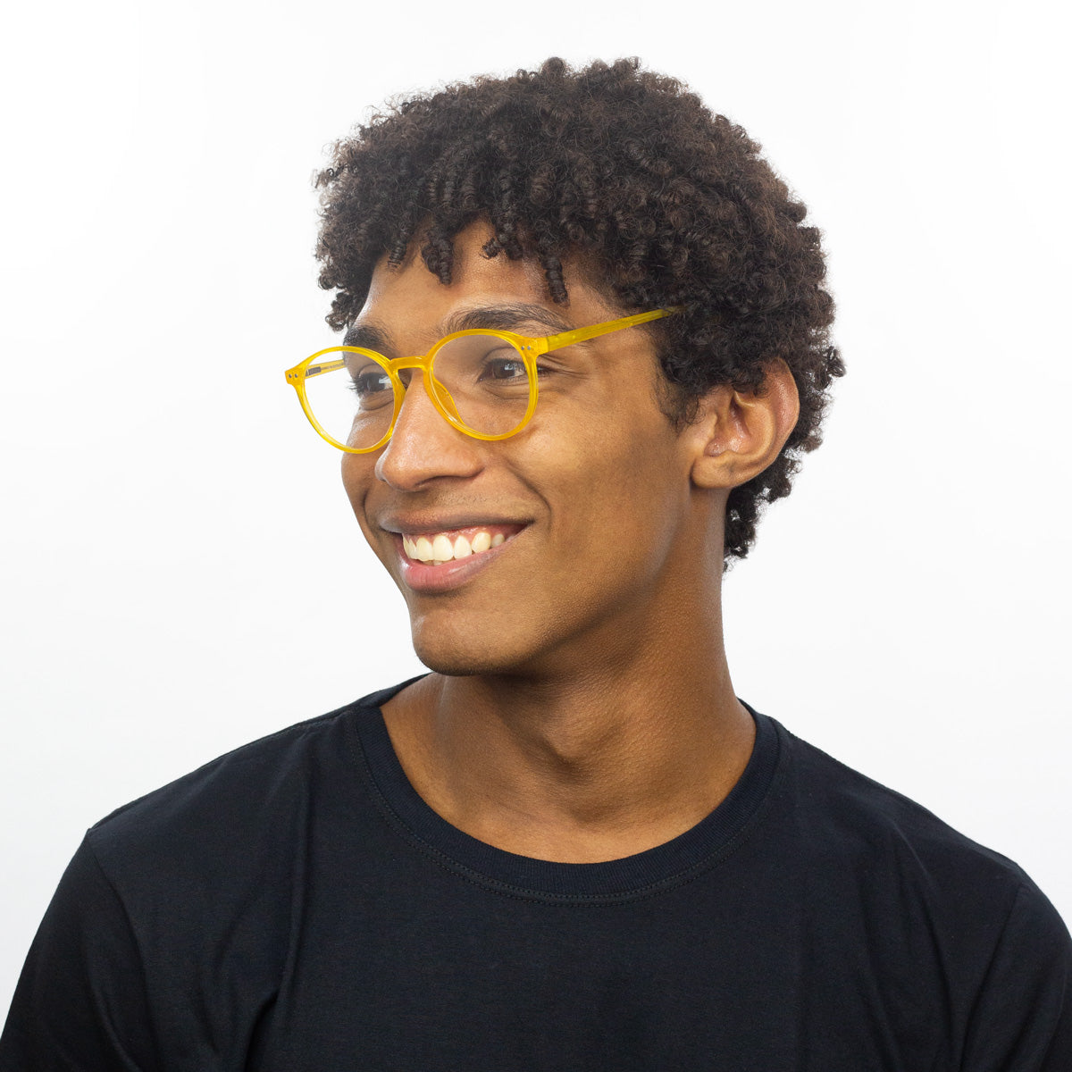 Óculos Redondo Médio B2 Amarelo em modelo com rosto grande.