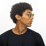 Óculos Redondo Médio B2 Amarelo em modelo com rosto grande.