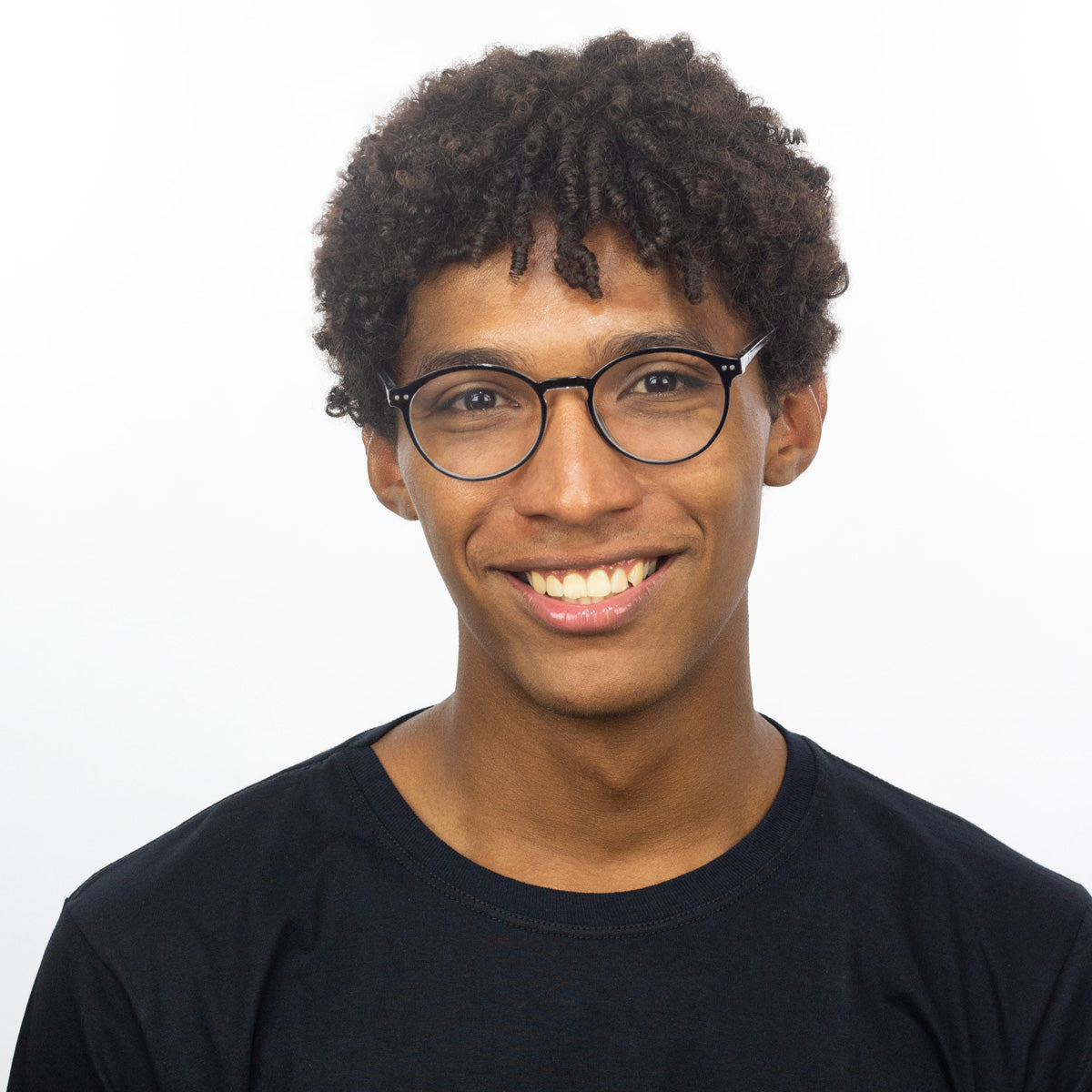 Óculos Redondo Médio B2 Preto Brilho em modelo com rosto grande.