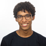 Óculos Redondo Médio B2 Preto Brilho em modelo com rosto grande.