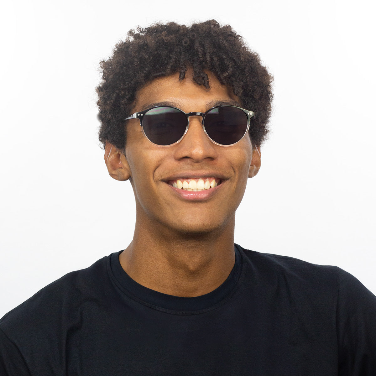 Óculos Redondo Médio B2 Preto Degradê em modelo com rosto grande.