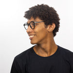 Óculos Redondo Médio B3 Preto em modelo com rosto grande.