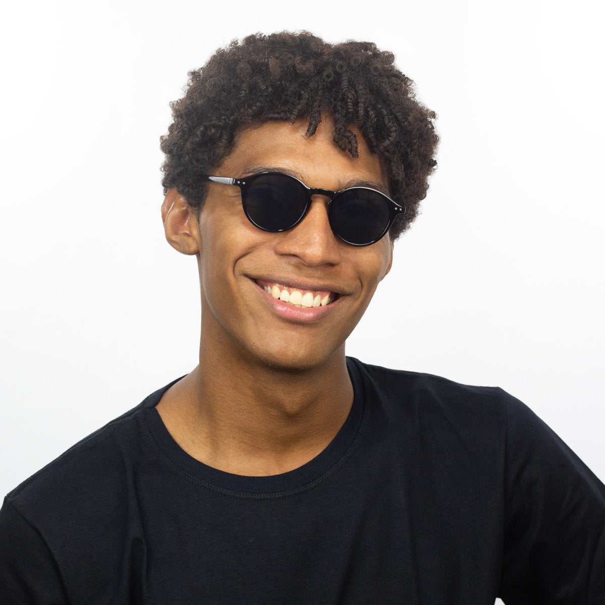 Óculos Redondo Pequeno C1 Preto em modelo com rosto grande.
