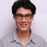 Óculos Gato K4 Tartaruga em modelo com rosto grande.