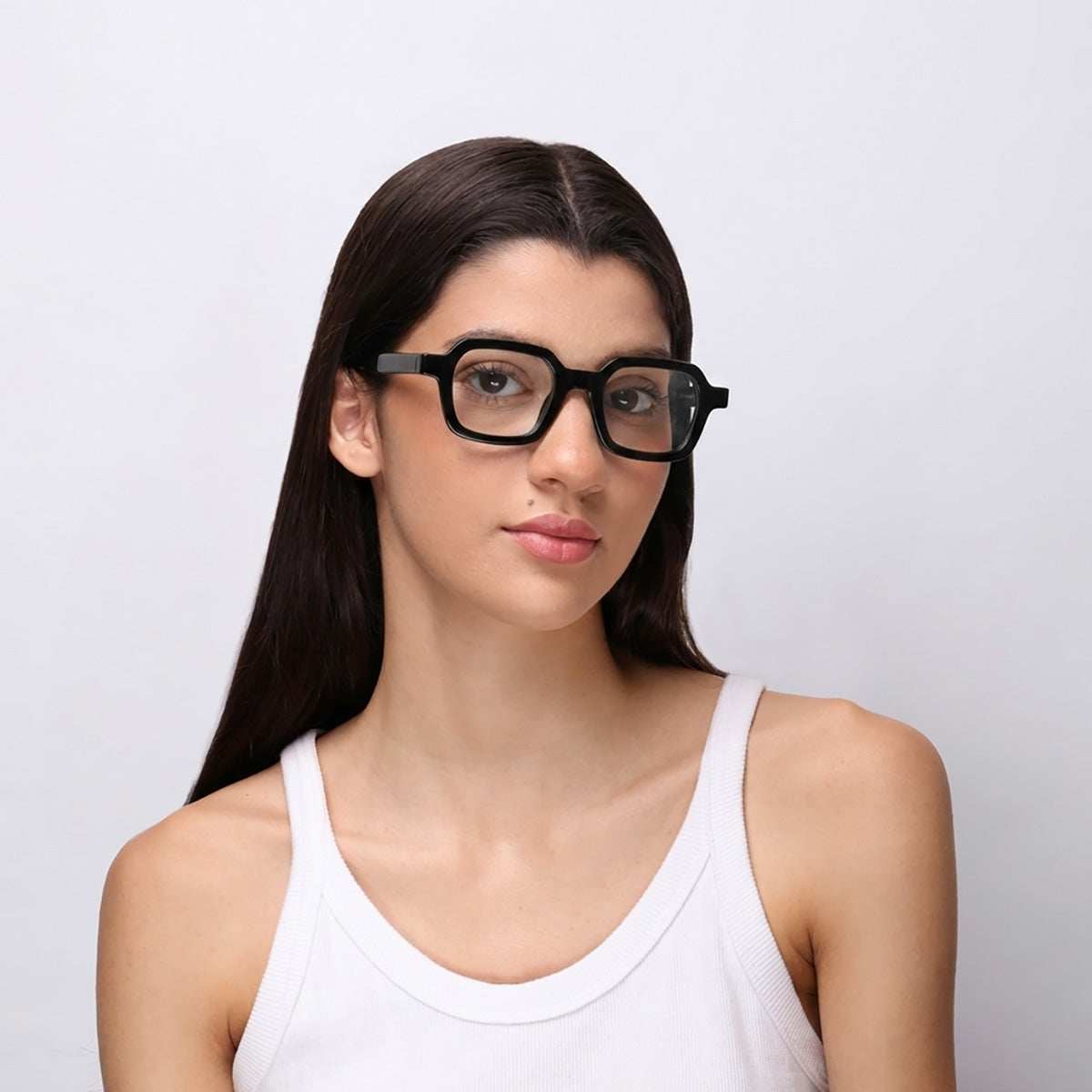  Óculos G24 Preto em modelo com rosto médio.
