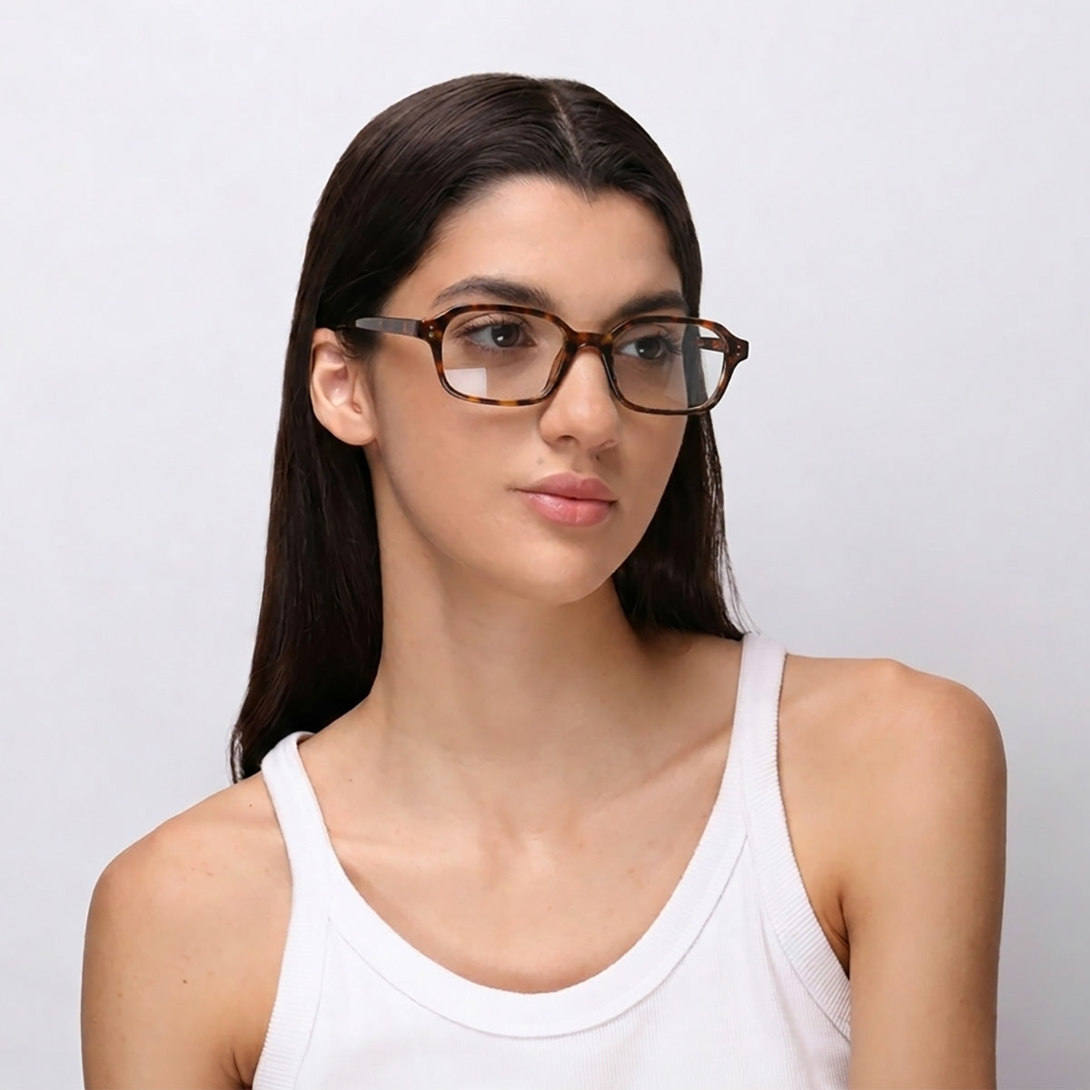 Óculos J14 Tartaruga em modelo com rosto médio.