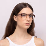 Óculos Clipon Redondo CC2 Caramelo Degrade  em modelo com rosto pequeno.