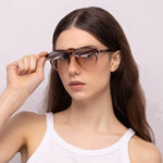 Óculos Clipon Redondo CC2 Caramelo Degrade  em modelo com rosto pequeno.