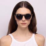 Óculos Clipon Redondo CC2 Preto em modelo com rosto pequeno.