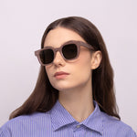 Óculos Quadrado Grande D8 Nude em modelo com rosto pequeno.