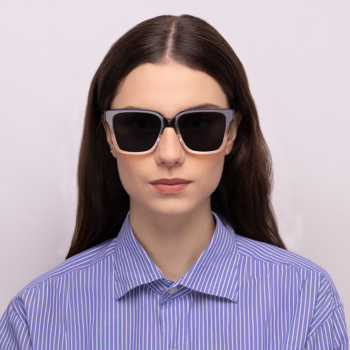 Óculos Quadrado Grande Marrom Degrade em modelo com rosto pequeno.