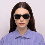 Óculos Quadrado Grande Marrom Degrade em modelo com rosto pequeno.