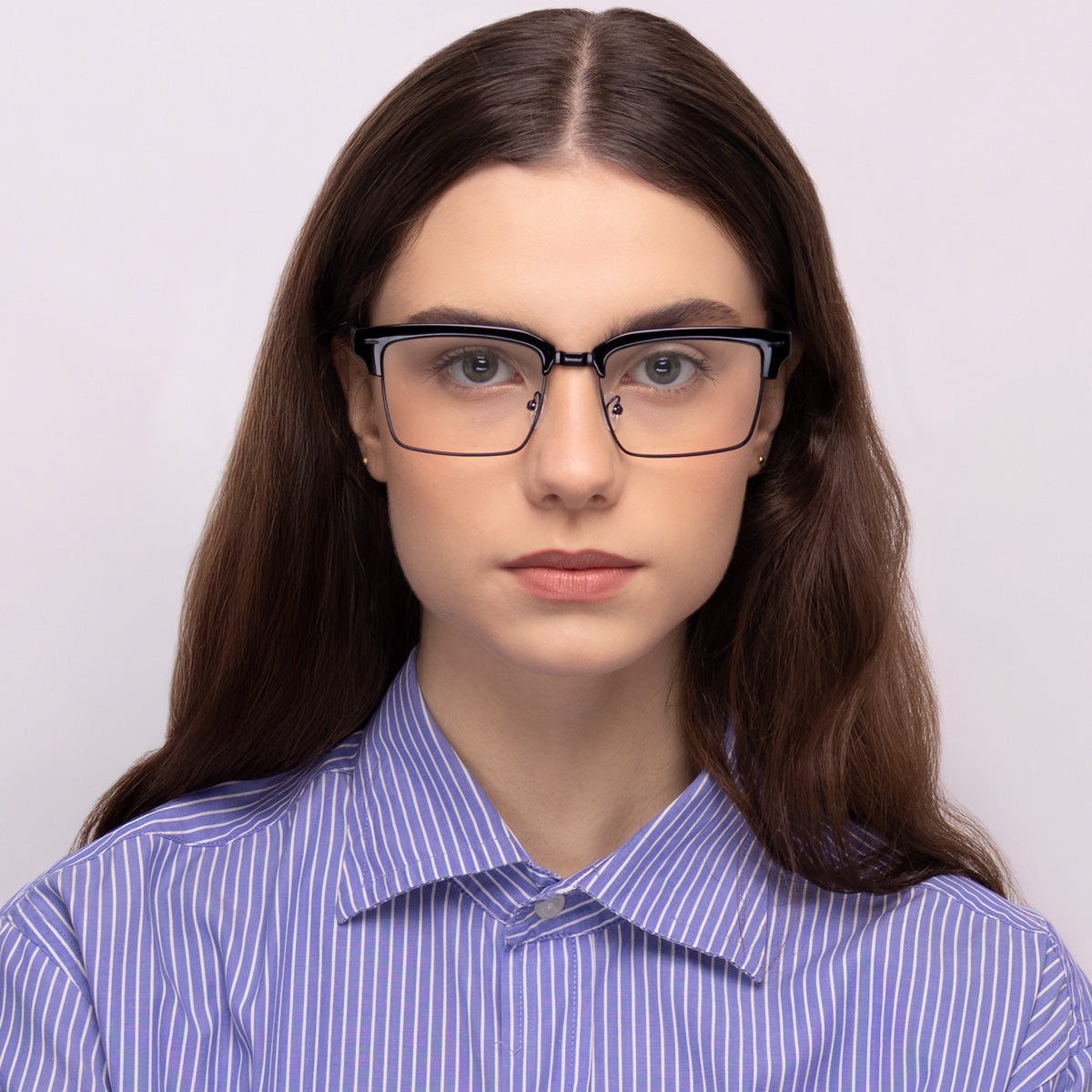 Óculos Acetato Com Metal DM4 Preto em modelo com rosto pequeno.