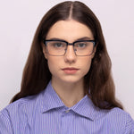 Óculos Acetato Com Metal DM4 Preto em modelo com rosto pequeno.