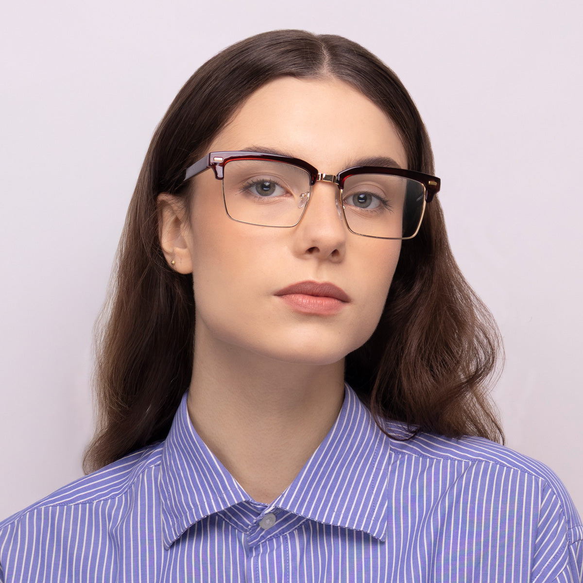 Óculos Acetato Com Metal DM4 Vinho em modelo com rosto pequeno.