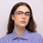 Óculos Acetato Com Metal DM4 Vinho em modelo com rosto pequeno.