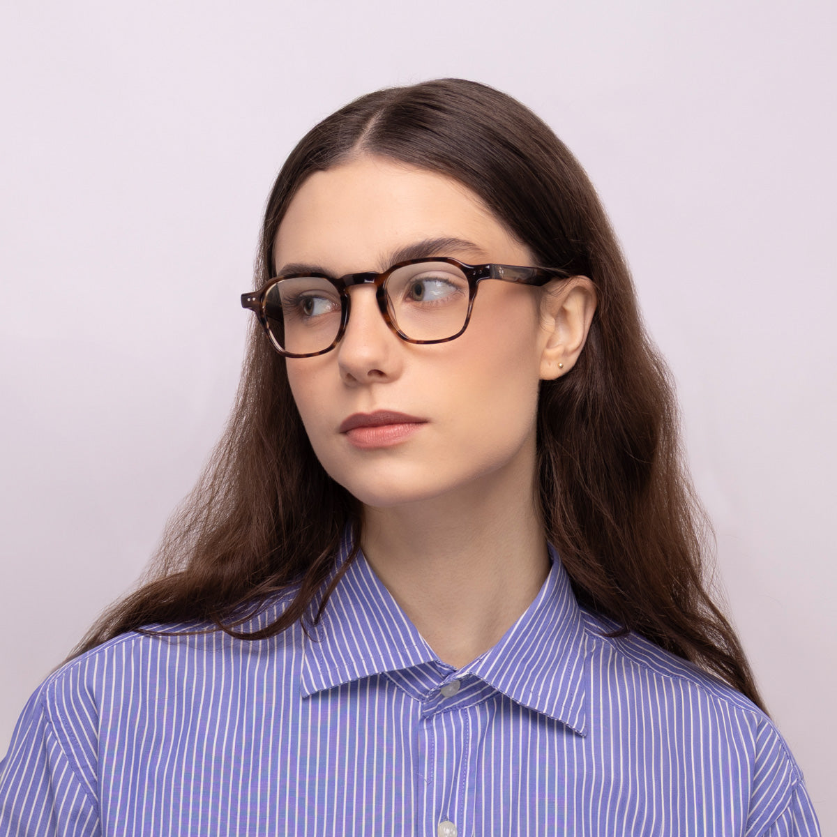 Óculos Quadrado E13 Tartaruga Bege em modelo com rosto pequeno.