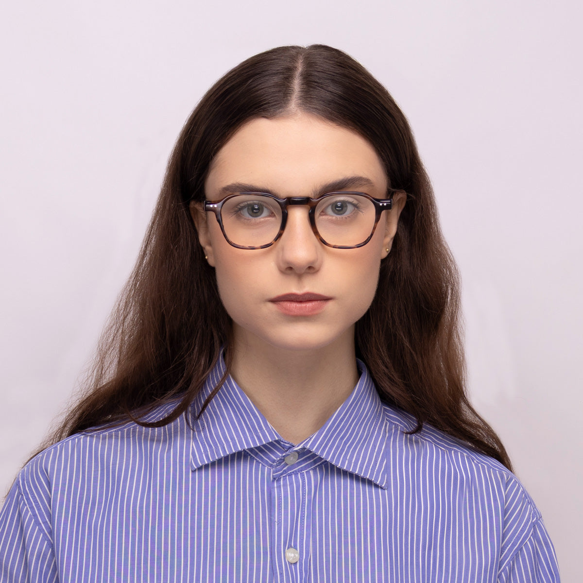 Óculos Quadrado E13 Tartaruga em modelo com rosto pequeno.