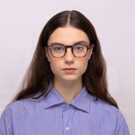 Óculos Quadrado E13 Tartaruga em modelo com rosto pequeno.