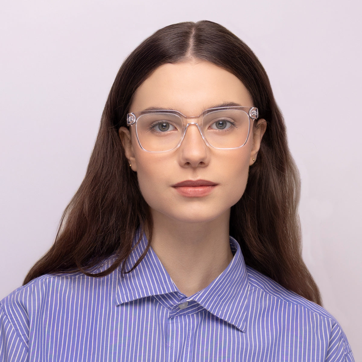 Óculos E7 Médio Cristal em modelo com rosto pequeno.