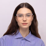 Óculos E7 Médio Cristal em modelo com rosto pequeno.