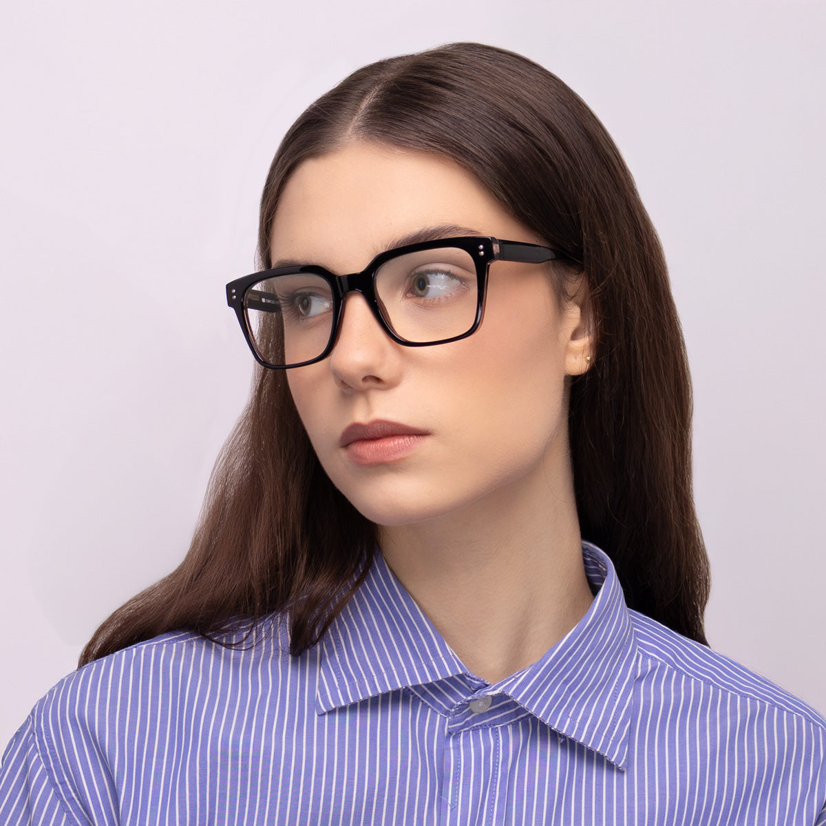 Óculos E7 Médio Preto em modelo com rosto pequeno.