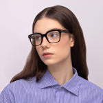 Óculos E7 Médio Preto em modelo com rosto pequeno.