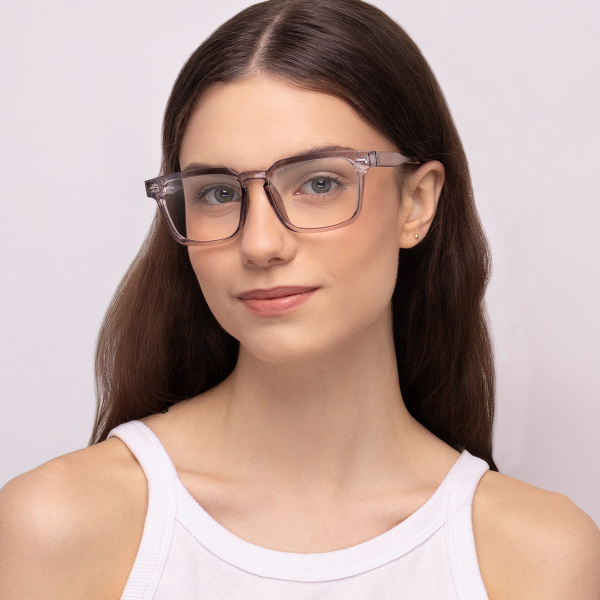Óculos E9 Retangular Grande Grafite em modelo com rosto pequeno.